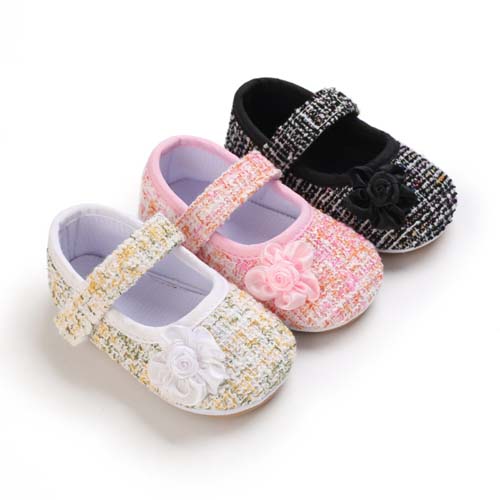 What kind of shoes are suitable for the baby?