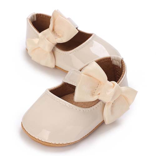 Walking needs the right shoes, the baby's first pair of shoes is very important